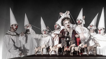 Chico Carvalho à frente do elenco que, no início do espetáculo, vive os fantasmas que assombram o circo decadente. Foto: João Caldas Filho
