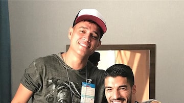 Nariko e Luis Suarez, jogador do Uruguai. Foto: Instagram.com/nariko_hairstyle