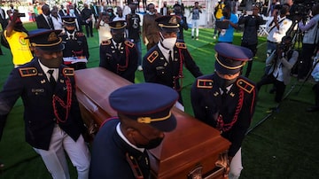 Militares carregam caixão do presidente Jovenel Moïse durante funeral em Cap-Haïtien. Foto: REUTERS/Ricardo Arduengo