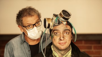 Marcelo Airoldi e Giovani Tozi na peça 'Peixe Fora D'água'. Foto: Priscila Prade