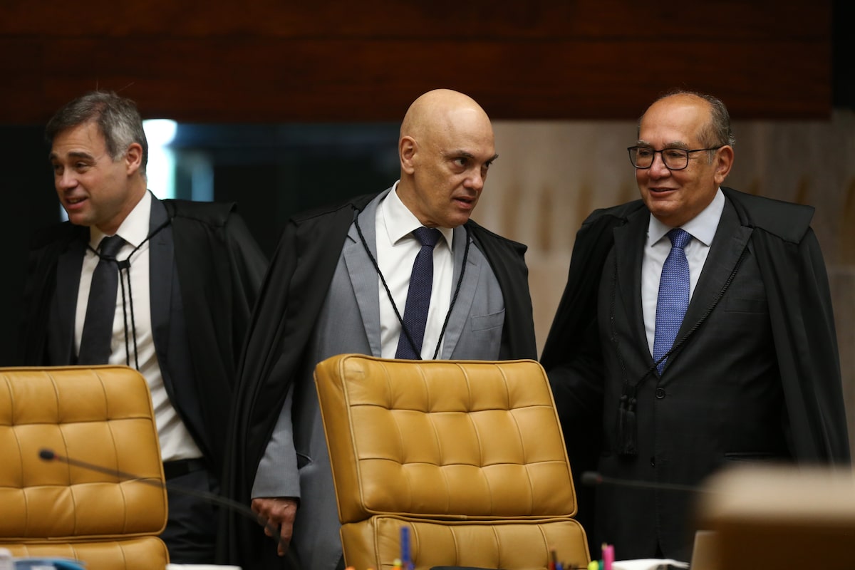 Os ministros André Mendonça, Alexandre de Moraes e Gilmar Mendes: divisão sobre julgamento dos oficiais. 