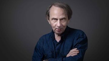 TOPSHOT - French author, poet, filmmaker, actor and singer Michel Houellebecq poses during a photo session in Paris on June 30, 2023. (Photo by JOEL SAGET / AFP)