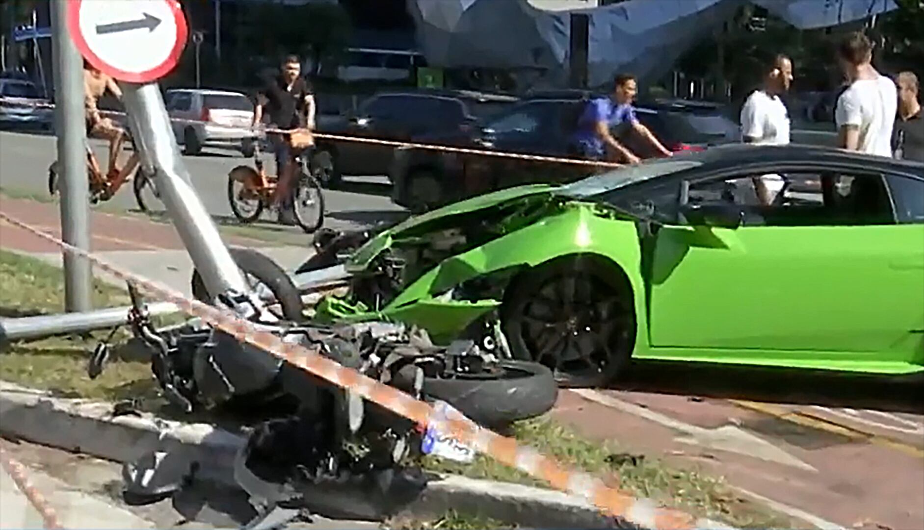 Frente do Lamborghini e a moto do suspeito do assalto ficaram destruídas