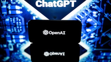This picture taken on January 23, 2023 in Toulouse, southwestern France, shows screens displaying the logos of OpenAI and ChatGPT. - ChatGPT is a conversational artificial intelligence software application developed by OpenAI. (Photo by Lionel BONAVENTURE / AFP). Foto: Lionel Bonaventure/AFP