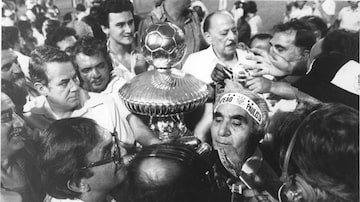 Vicente Matheus, lendário presidente do Corinthians, segura a taça de campeão paulista de 77. Foto: Alfredo Rizzutti/Estadão