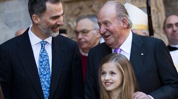 O rei Felipe VI, da Espanha, seu pai, Juan Carlos I, e sua filha, princesa Leonor. Foto: James Reina/AFP