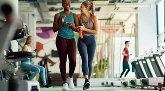 Planejar se exercitar com um amigo aumenta as chances de você de fato sair de casa para treinar. Foto: Drazen/Adobe Stock