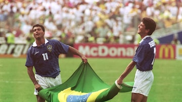 Romário e Bebeto carregam juntos a bandeira brasileira após jogo com a Holanda na Copa do Mundo - 09/07/1994.