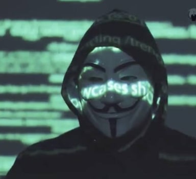 O grupo hacker Anonymous declarou que está “oficialmente em guerra cibernética contra o governo russo”.