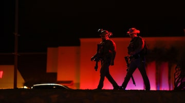 Policiais são vistos do lado de fora do shopping Cielo Vista após tiroteio em El Paso, Texas, EUA, em 15 de fevereiro de 2023. Foto: Jose Luis Gonzalez/Reuters