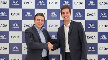 Carlos Alberto de Oliveira Andrade Filho, presidente da CAOA, e Airton Cousseau, CEO da Hyundai para as Américas Central e do Sul. Foto: Hyundai/CAOA/Divulgação
