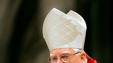 Fotografia de 2005 do cardeal Bernard Law, arcebispo emérito de Boston. Foto: Maurizio Brambatti/EFE
