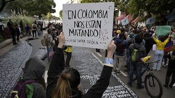 Colombianos protestam contra reforma tributária. Foto: Juan Mabromata/ AFP