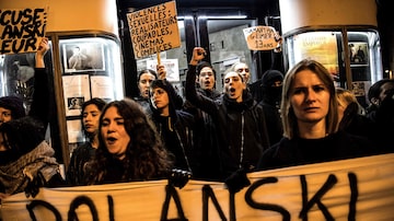 Feministas protestam contra Polanski durante a estreia do filme 'J'accuse' em Paris, na França. Foto: Christophe Archambault/ AFP
