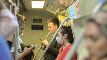 Passageira é vista com máscara no metrô de São Paulo. Foto: DANIEL TEIXEIRA/ESTADAO