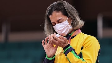 Judoca Lúcia Araújo se emociona após conquistar bronze na Paralimpíada de Tóquio. Foto: Takuma Matsushita / CPB