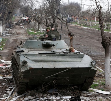 Soldados pró-Rússia cercam região da usina de Azovstal, em Mariupol