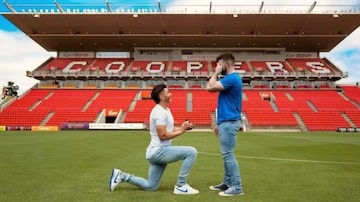 Jogador de futebol faz pedido de casamento ao namorado. Foto: Reprodução Instagram/@joshua.cavallo