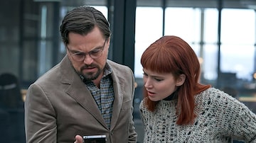 Leonardo DiCaprio eJennifer Lawrence interpretam cientistas tentando alertar o mundo para um desastre em 'Não Olhe para Cima'. Foto: Niko Tavernise/Netflix