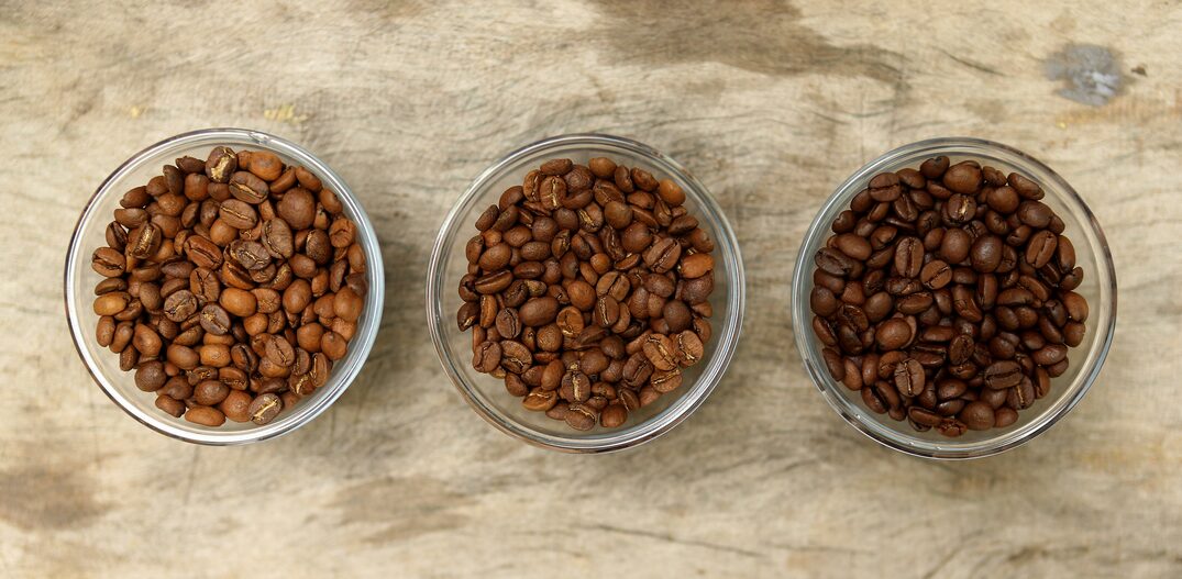 3 copinhos de vidro com diferentes cores de grãos de café dentro. Foto: Hélvio Romero | Estadão