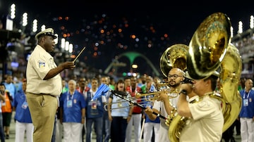 A banda da Guarda Municipal se apresenta momentos antes do desfile das escolas de samba no sambódromo da Marquês de Sapucaí, na noite desta segunda-feira, 24, no centro do Rio. Foto: Wilton Junior/ Estadão