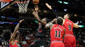 Miami Heat forward Jimmy Butler (22) goes to the basket as Chicago Bulls guard Coby White, left, forward DeMar DeRozan (11) and center Nikola Vucevic (9) defend during the first half of an NBA basketball game, Saturday, Dec. 16, 2023, in Miami. (AP Photo/Lynne Sladky). Foto: Lynne Sladky/AP