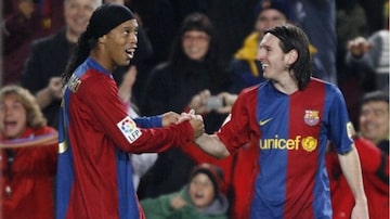 Ronaldinho Gaúcho conta ter ensinado português e aprendido espanhol com Messi, e que ambos tinham grande entendimento dentro de campo. Foto: Albert Gea / Reuters