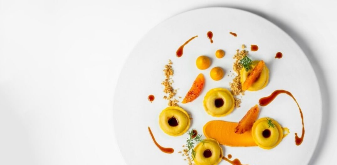 A ciambella, massa recheada de pato assado com purê de cenoura e laranja, prato criado pelo chef Luiz Filipe Souza. Foto: Tadeu Brunelli|Divulgação 