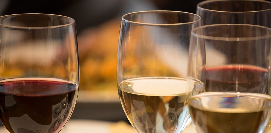 Taças de vinho branco e tinto. Foto: Tony Cenicola 