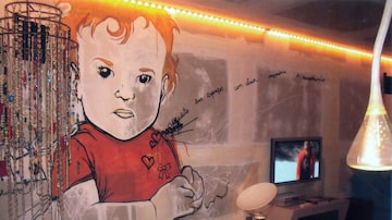 Living interativo, com paredes grafitadas, de Marcelo Rosenbaum, de 2004. Foto: divulgação