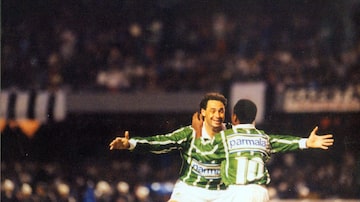 Jogador Evair comemora com Edilson o título de campeão Paulista de 1993, conquistado pelo Palmeiras ao derrotar o Corinthians por 4 a 0, no Morumbi. Foto: VIDAL CAVALCANTE/AE