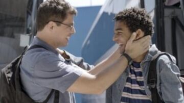 
 O sofredor Christian (Cauã Reymond) e Ravi (Juan Paiva) ensaiam uma relação de fraternidade numa trama que nasce da relação entre gêmeos. Foto: Estadão