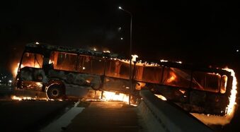 Manifestantes queimam ônibus e tentam invadir sede da PF em Brasília. Foto: Wilton Junior/Estadão