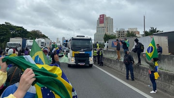 Manifestantes bolsonaristas na Rodovia Castello Branco, em São Paulo. Foto: Davi Medeiros/Estadão