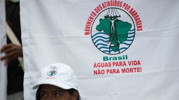 Bandeira do Movimento dos Atingidos por Barragens, em passeata em São Paulo; coordenador do MAB foi assassinada nesta sexta. Foto: Marcelo Camargo/Agência Brasil
