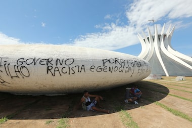 Patrimônio histórico de Brasília amanhece depredado após dia de protesto - Estadão