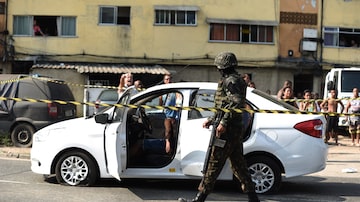 Militares atiraram contra veículo nas imediações do Piscinão de Deodoro, em Guadalupe, no RJ. Foto: Fábio Teixeira / Agencia O Globo