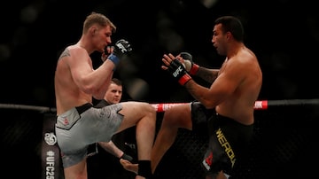 Brasileiro Fabrício Werdum é nocauteado no UFC de Londres pelo russoAlexander Volkov. Foto: Matthew Childs/Reuters