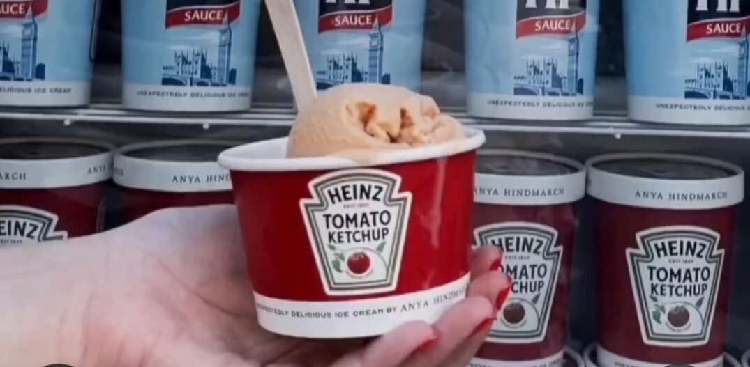 Imagem mostra mão de uma mulher branca segurando um pote de sorvete de Ketchup. Foto: Reprodução InstagramI Custom Credit