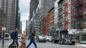 Pedestres cruzando uma avenida em Nova York nesta sexta, quando se registrou um terremoto de 4,8 de magnitude 