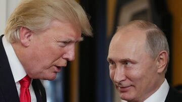Vladimir Putin (dir.) considerou que as acusações de ingerência russa na eleição presidencial americana são "fantasias". Foto: AFP PHOTO / SPUTNIK / Mikhail KLIMENTYEV
