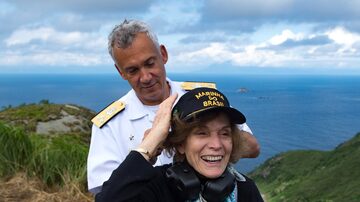 Sylvia e o vice-almirante Antonio Carlos Guerreiro, em Alcatrazes. Foto: JULIO CARDOSO/PROJETO BALEIA À VISTA