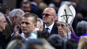 Papa Francisco ordena que bispos aposentados tenham vida simples e dispensem o poder. Foto: Angelo Carconi/EFE