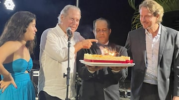 O ex-ministro José Dirceu comemorou aniversário de 78 anos em Brasília; na foto, ao lado dos filhos Maria Antônia e Zeca Dirceu. Foto: Vera Rosa
