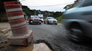 Buracos dificultam o trânsito na Avenida Raimundo Pereira de Magalhães, no trecho do Jardim Cidade Pirituba, zona norte paulistana. Foto: Felipe Rau/ Estadão