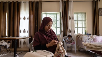 A Palestinian woman embroiders at the Surif Women’s Cooperative, in the West Bank city of Surif, Aug. 27, 2023. Several Palestinian organizations are working to revive the culture’s traditional embroidery, which is on UNESCO’s list of Intangible Cultural Heritage of Humanity, and to preserve old thobes that tell Palestinian history. (Samar Hazboun/The New York Times). Foto: Samar Hazboun/The New York Times