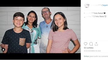 Debora Muniz e Fabiano de Souza, junto dos filhos Felipe e Caroline, respectivamente com 12 e 14 anos. Foto: Instagram/Debora Muniz/Reprodução