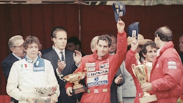 FILE - Prince Albert of Monaco, left, applauds Brazil's Ayrton Senna, center, winner of the Monaco formula One grand prix ahead of Prost, right, on the podium in Monaco Sunday, May 7, 1989. The 30th anniversary of Ayrton Senna’s death is commemorated with a memorial on the Imola track where he crashed during the 1994 San Marino Grand Prix. (AP Photo/Gilbert Tourte, File). Foto: Gilbert Tourte/AP