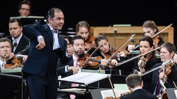 O maestroTugan Sokhiev conduz a Orquestra Filarmônica de Berlim em 29 de junho de 2019. Foto: Clemens Bilan/EFE/EPA