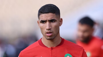 (FILES) In this file photo taken on January 10, 2022 Morocco's defender Achraf Hakimi warms up ahead of the Africa Cup of Nations (CAN) 2021 football match between Morrocco and Ghana at Ahmadou Ahidjo stadium in Yaounde. - Paris Saint-Germain's Moroccan defender Achraf Hakimi is charged with rape, prosecutors told AFP on March 3, 2023. (Photo by Kenzo Tribouillard / AFP). Foto: Kenzo Tribouillard / AFP